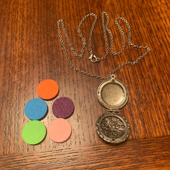 Young Living Essential Oil Diffuser Necklace - Picture 2 of 2
